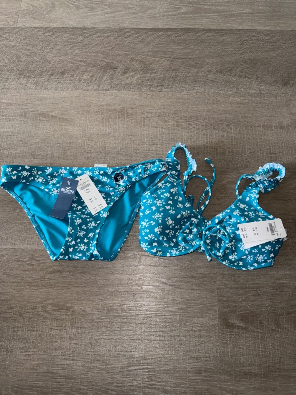 Hollister NWT  Floral Bikini Set - Teal/Blue
Brand New With Tags! 🏷️